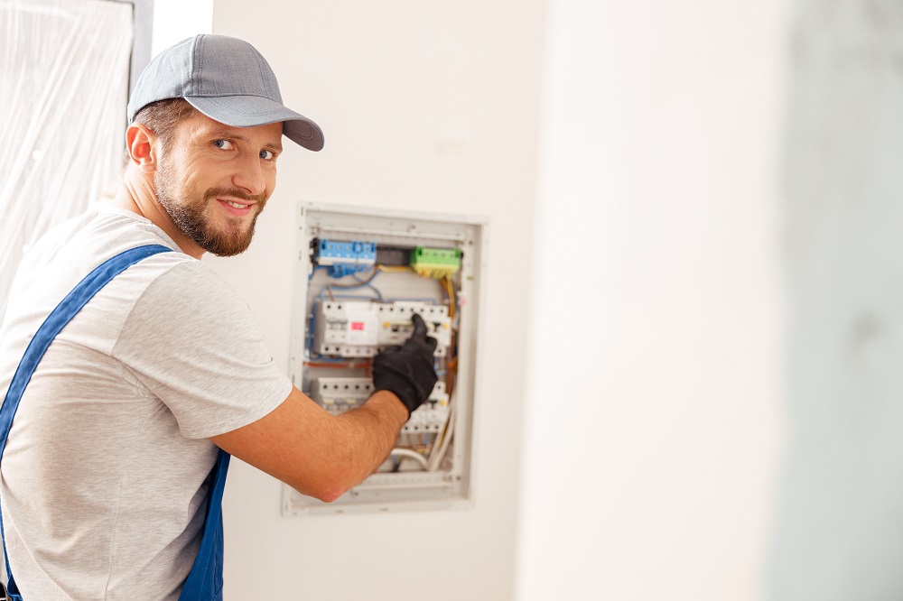 Elektryk – Od kiedy funkcjonuje ten zawód?